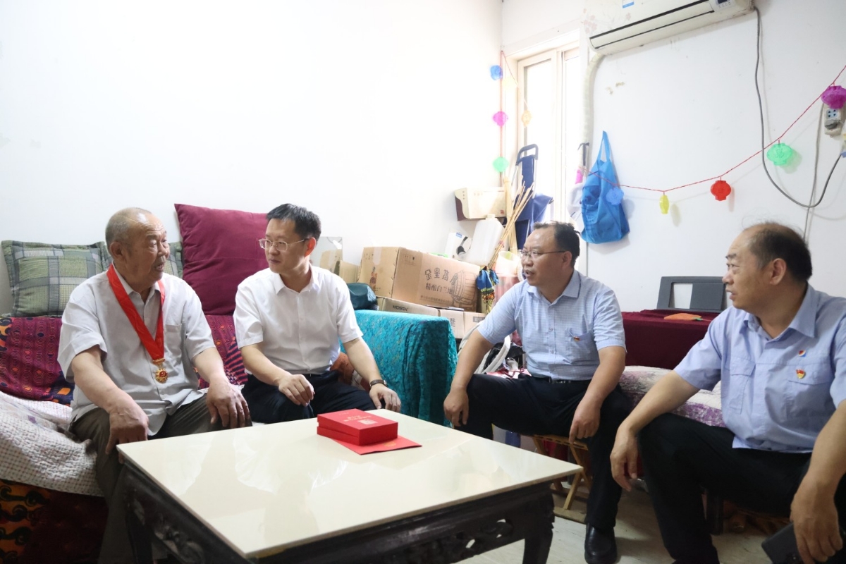 集团公司领导带队走访慰问困难党员和老党员