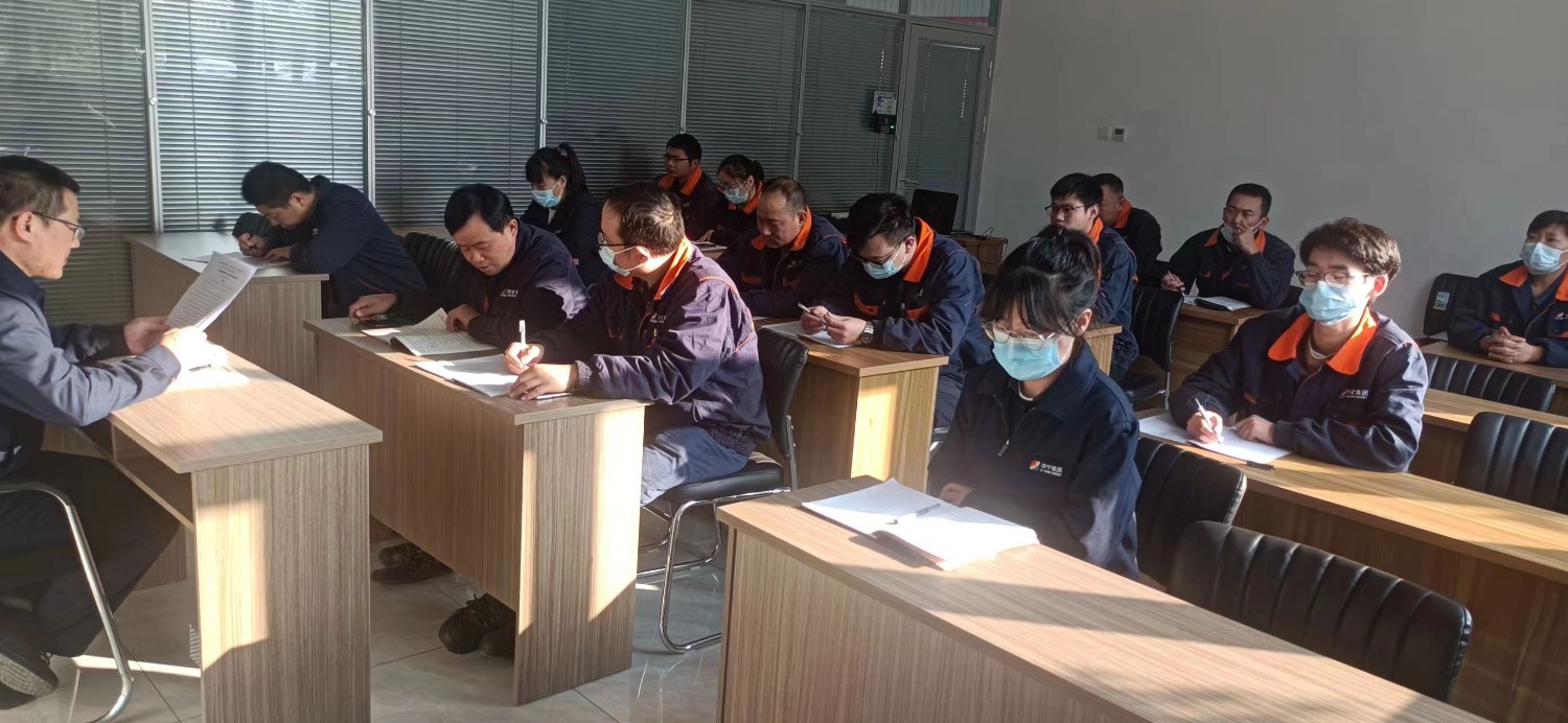20221118山东盛源:矿用公司事业部学习事故案例 筑牢安全防线拍摄地点:车间会议室,图为学习现场,(拍摄者周艳平)