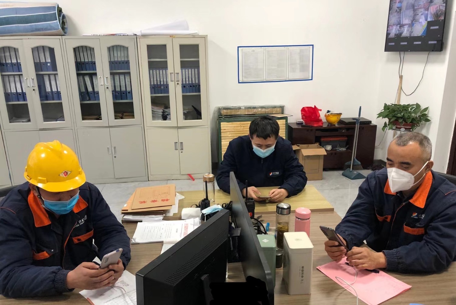 山东盛源：上线了！矿用公司考试小程序实现安全教育培训多样化图为：矿用车间办公室，职工进行线上考试（拍摄者：王亚） (2)