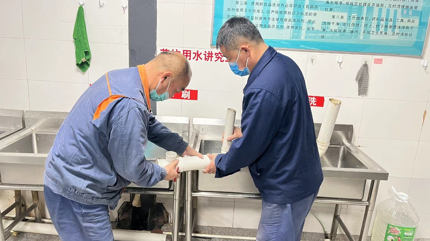 山东盛源：修旧利废助力降本增效，图为维修班修理设备现场（拍摄者：赵旺 ）