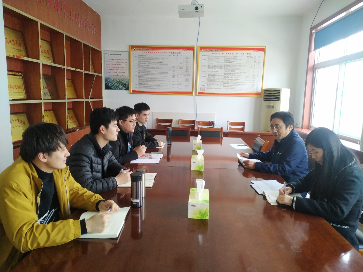 山东盛源：盛源公司召开2023年新入职大学生座谈会，图为座谈会现场（拍摄者：岳亚楠）