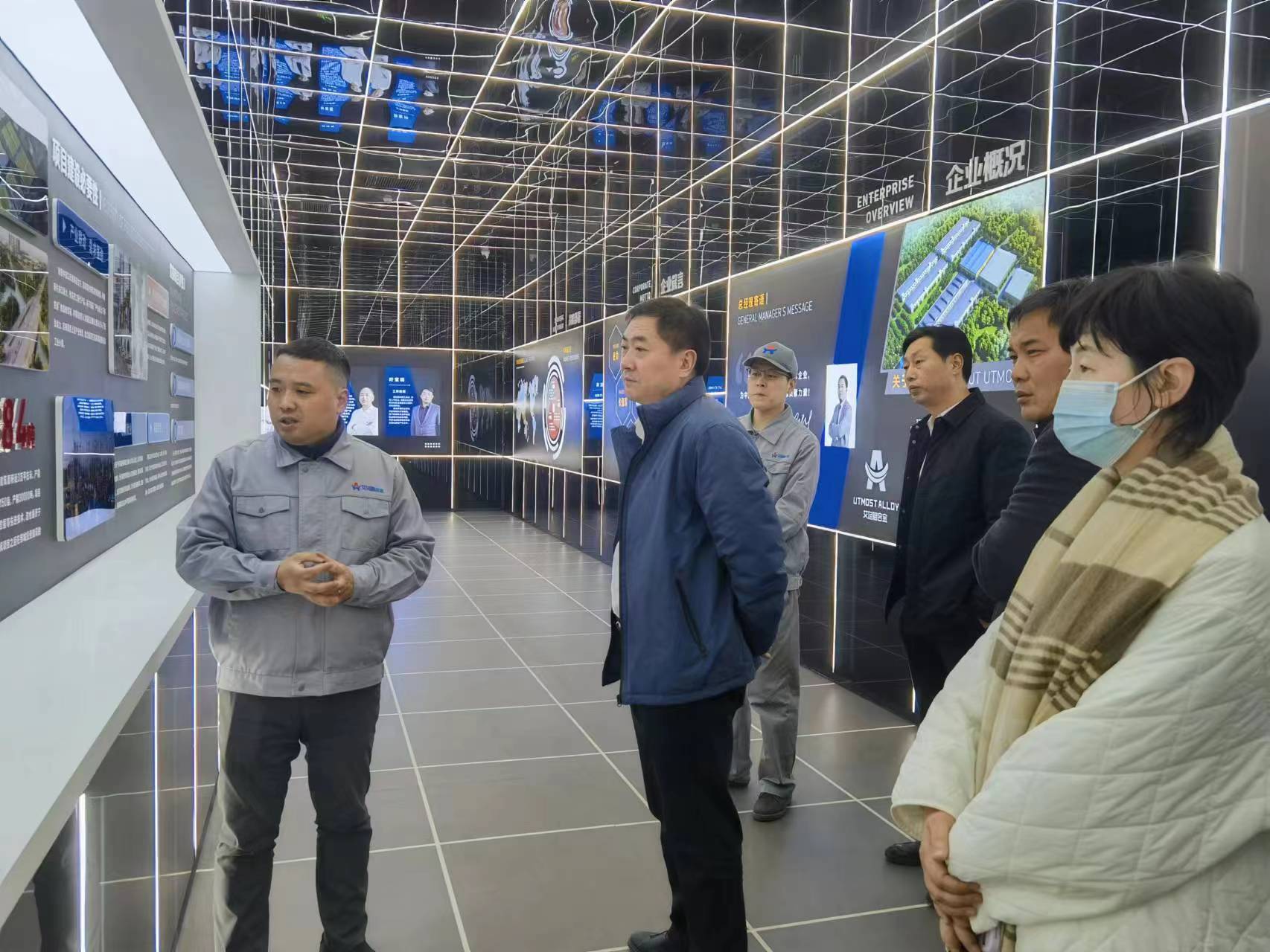 山东盛源：张金聚一行到艾坦姆合金参观调研，图为合金公司展厅参观现场（拍摄者：李菲） (1)